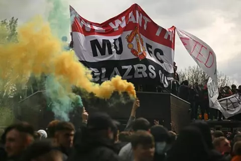 رابطة مشجعي مانشستر يونايتد "قلقة" من عواقب الملعب الجديد